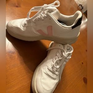 Veja Woman’s Size 9 Sneakers